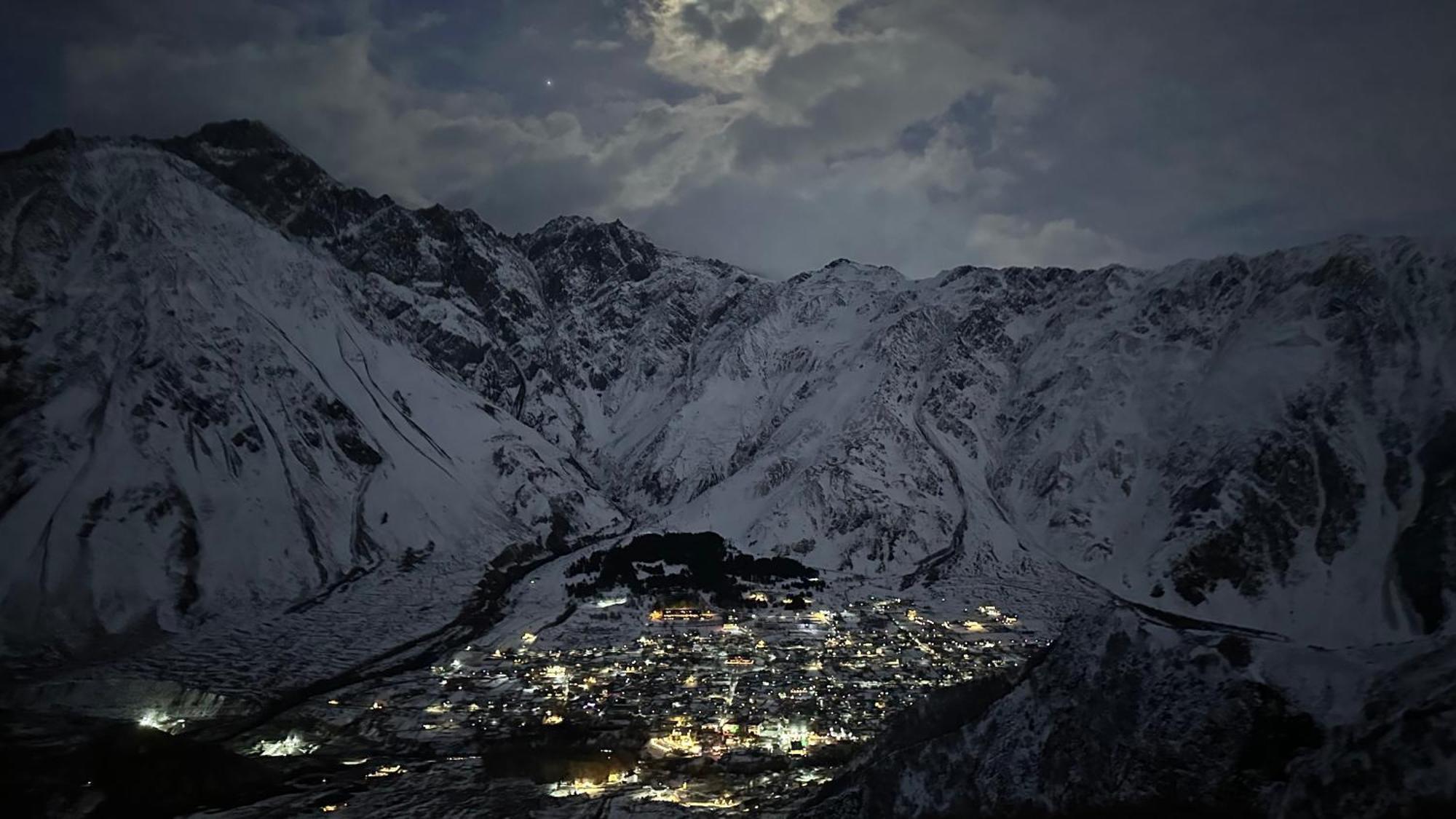 Hotel Axien Kazbegi Экстерьер фото