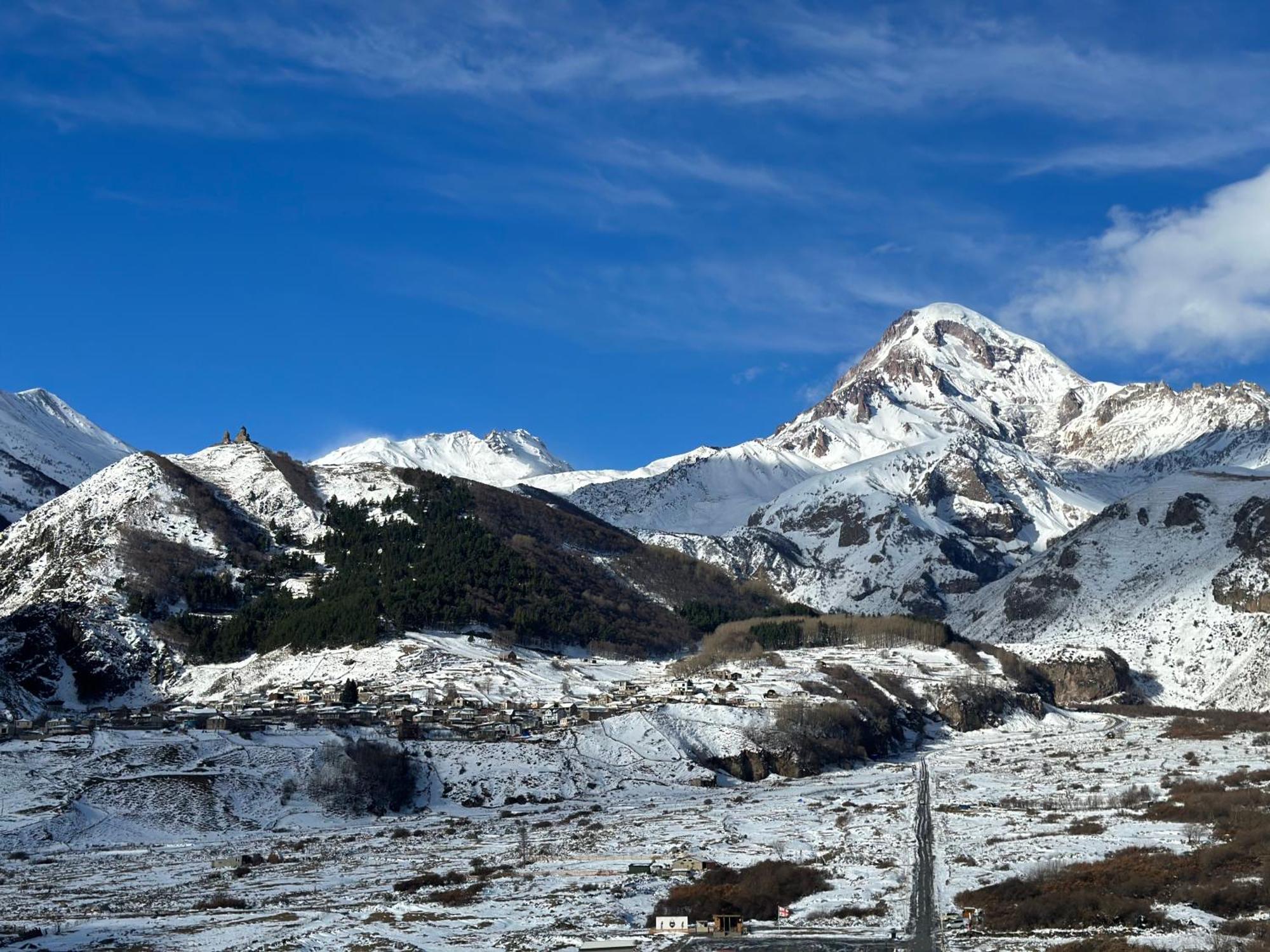 Hotel Axien Kazbegi Экстерьер фото