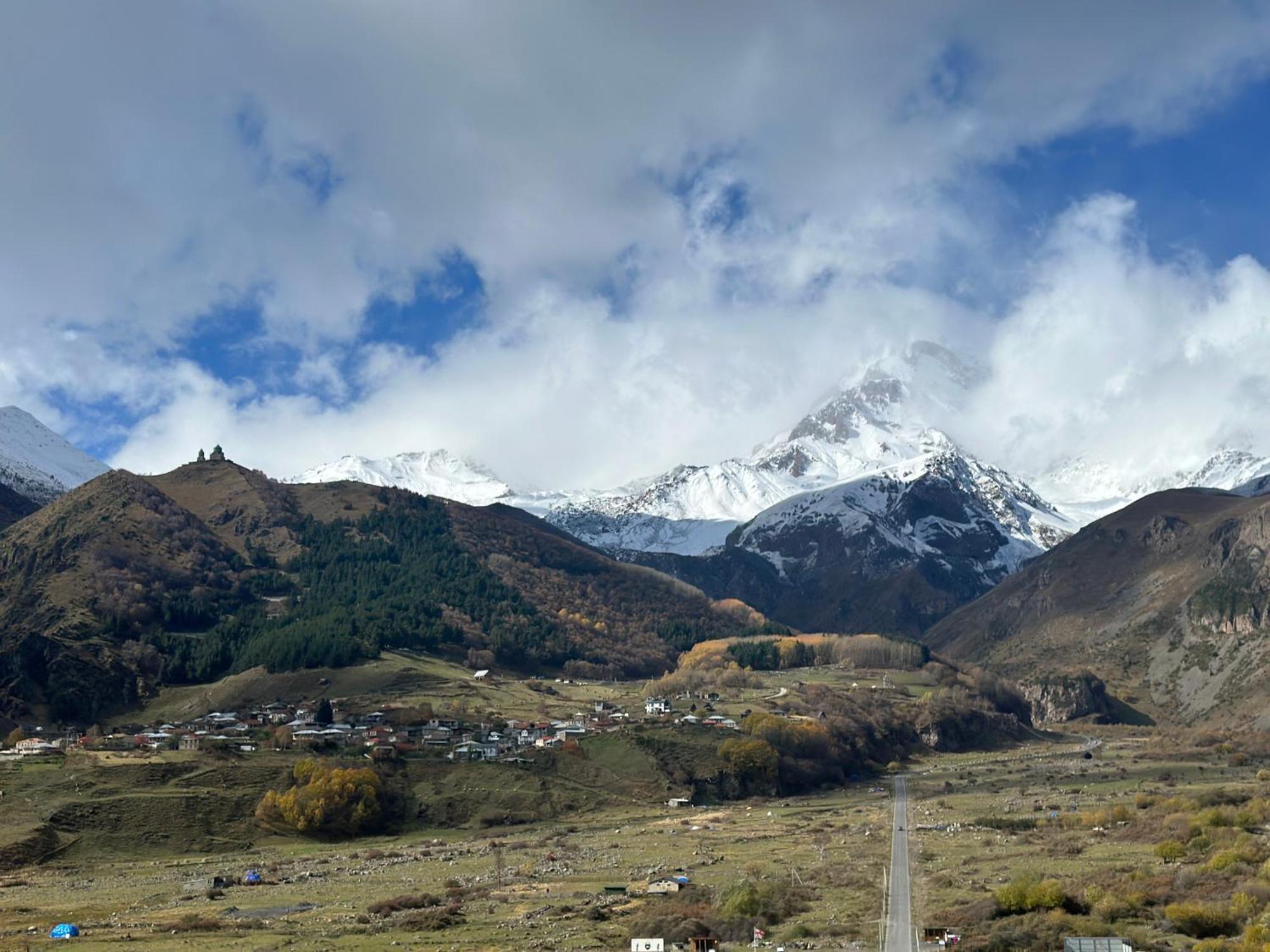 Hotel Axien Kazbegi Экстерьер фото